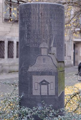  Die Gedenksäule für den Ahnenvorfahren – Ein majestätisches Zeugnis spiritueller Verbundenheit und handwerklicher Meisterschaft!